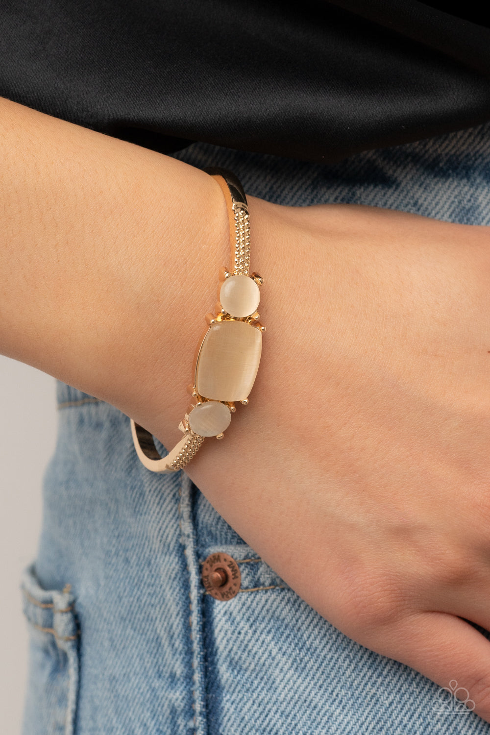 Tranquil Treasure - Gold w/Cream Gems Bracelet