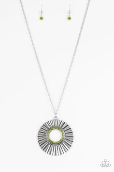 Chicly Centered Silver with Green Necklace - Paparazzi